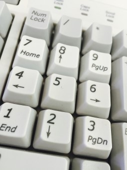 キーボードにあるテンキーの秘密!NumLock機能や後付けテンキーでより便利に